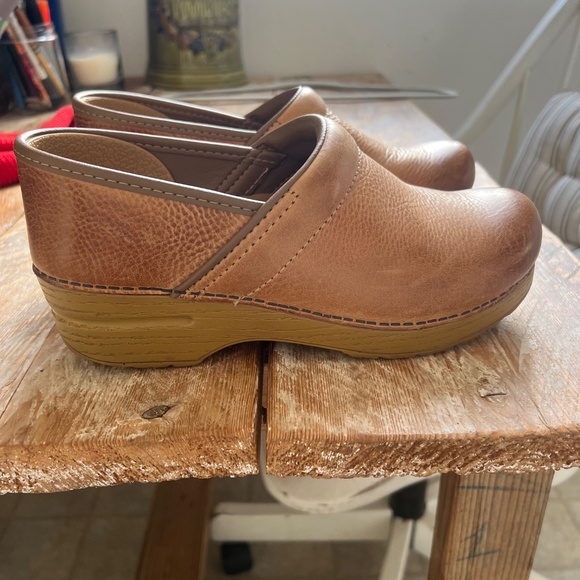 Women’s Dansko clogs size 38 - Picture 3 of 11